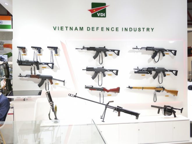 Các loại vũ khí có thể thấy ở triển lãm bao gồm súng trường, súng trường tấn công, súng tiểu liên, súng phóng lựu, súng ngắn, súng bắn tỉa,... Nguồn ảnh: Firearmblog.