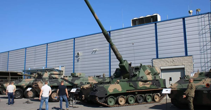 Krab - một loại pháo tự hành 155mm, do Huta Stalowa Wola (HSW) hợp tác với BAE Systems và OBRUM thiết kế và sản xuất tại Ba Lan. Kết hợp khung gầm K9 Thunder của Hàn Quốc với tháp pháo AS90 Braveheart của Anh, Krab tạo nên một nền tảng pháo binh hiện đại.