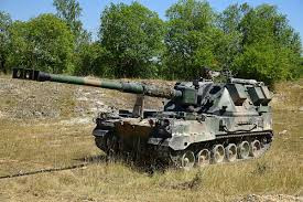 Nặng 52 tấn, Krab bắn đạn tiêu chuẩn NATO với tầm bắn từ 4,7 - 40km. Hệ thống nạp đạn tự động cho phép bắn ba viên trong vòng chưa đầy mười giây, sáu viên mỗi phút trong ba phút hoặc hai viên mỗi phút trong các hoạt động liên tục. Krab có tổng sức chứa 40 quả đạn pháo, tốc độ đường bộ tối đa 67km/h và tầm hoạt động 650km.