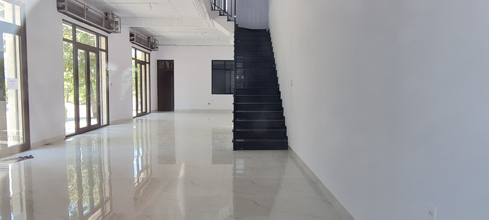 Từ các căn shophouse mới được xây thô, ốp đá mặt ngoài đến các căn đã hoàn thiện nội thất đều trong cảnh "vườn không nhà trống".