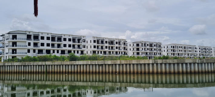 Dự án Eco Charm Đà Nẵng, tọa lạc tại phường Hòa Hiệp Nam, Quận Liên Chiểu, Thành phố Đà Nẵng, với 3 mặt được bao quanh bởi sông Cu Đê.