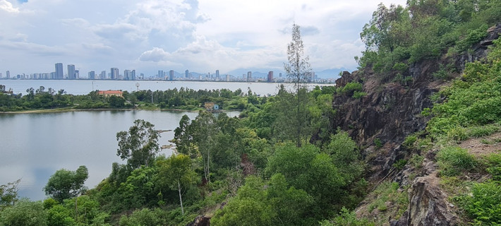 ần đầu bước chân đến hồ Xanh Đà Nẵng, chắc chắn bạn sẽ bị choáng ngợp bởi sắc xanh bao phủ cả một vùng trời.