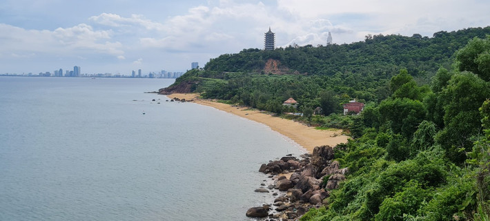 Du khách cũng có thể nhìn thấy tượng Phật Quan Âm trên chùa Linh Ứng Sơn Trà cách đó không xa.