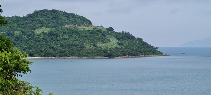 Xa xa là Bán đảo Sơn Trà với màu xanh ngút ngàn biển trời hòa quyện.