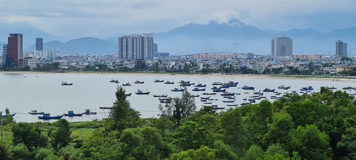 Những "chiếc thuyền ngoài xa" tạo nên một bức tranh "sơn thủy hữu tình" làm say lòng người.