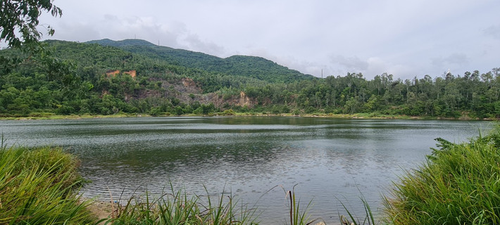 Cách trung tâm thành phố khoảng 10km, hồ Xanh Đà Nẵng mang một vẻ đẹp nguyên sơ, tự nhiên với núi non thơ mộng, sông nước hữu tình.