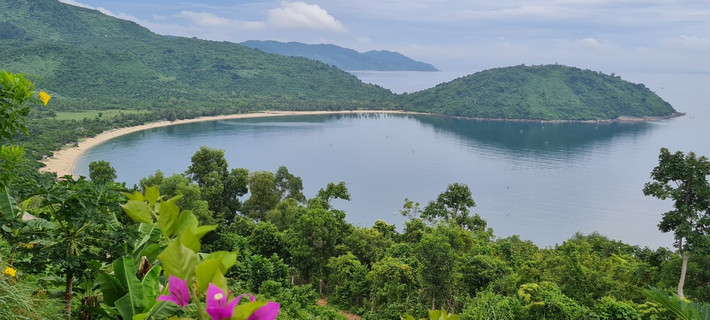 Làng Vân nằm ngay dưới chân đèo Hải Vân, thuộc phường Hòa Hiệp Bắc, quận Liên Chiểu, cách trung tâm thành phố Đà Nẵng khoảng 30 km.