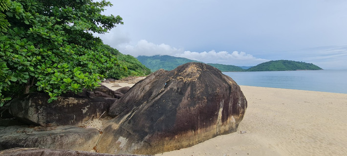 Không khí trong lành, không gian thoáng đãng hòa cùng núi xanh biển rộng mang đến một bức tranh làng quê yên bình khiến du khách không nỡ rời bước.
