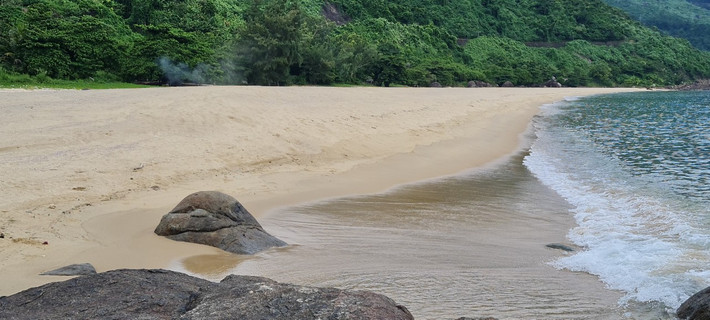 Nét hoang sơ gần như nguyên vẹn ở ngôi làng bình yên dưới "cung đèo ven biển đẹp nhất thế giới".