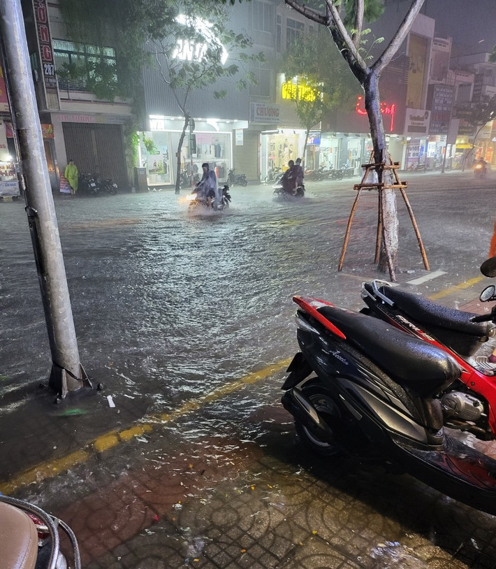 Nhiều người dân tại khu vực này cho biết, chỉ cần có một trận mưa lớn trong vài giờ, đoạn đường này sẽ ngập sâu.