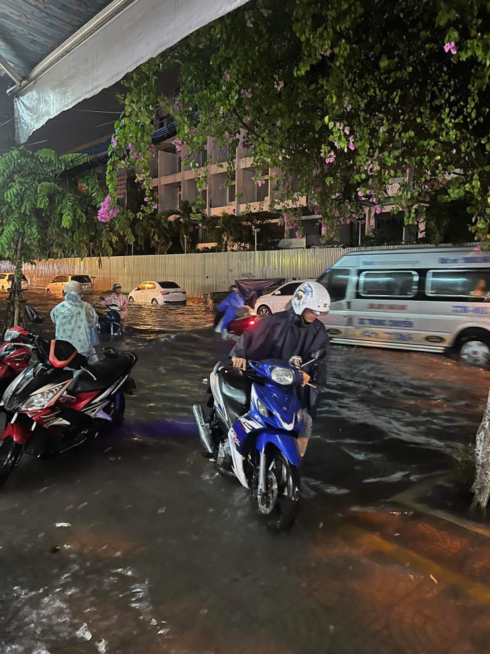Tại đường Hải Phòng, khu vực gần ga Đà Nẵng, dù mưa đã ngớt, nước vẫn chưa rút khiến nhiều người đi xe máy phải dắt bộ.