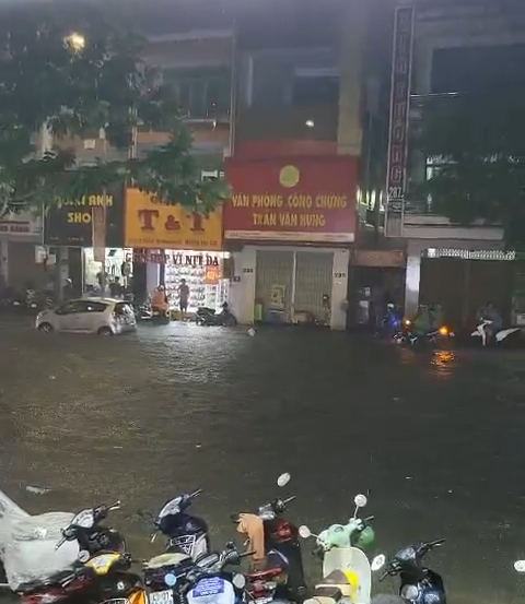 Đường Lê Duẩn - con phố thời trang sầm uất bậc nhất Đà thành chỉ sau một trận mưa to tối 10/9 đã ngập sâu.