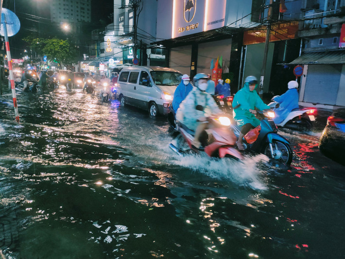 Tại tuyến đường Hùng Vương gần đó, tình hình cũng chẳng khá hơn.