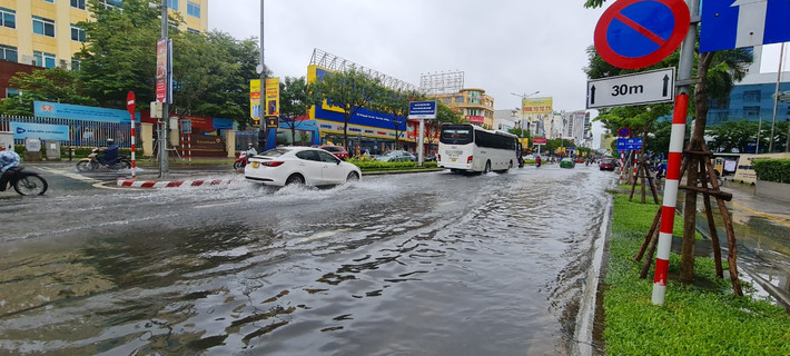Nhiều tuyến đường tại khu vực trung tâm thành phố Đà Nẵng bị ngập cục bộ.