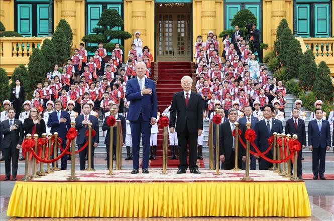 Đây là chuyến thăm Việt Nam đầu tiên của Tổng thống Biden kể từ khi ông nhậm chức đầu năm 2021, diễn ra vào dịp hai nước kỷ niệm 10 năm thiết lập quan hệ Đối tác toàn diện và 28 năm bình thường hóa quan hệ giữa hai nước. Ảnh: TTXVN