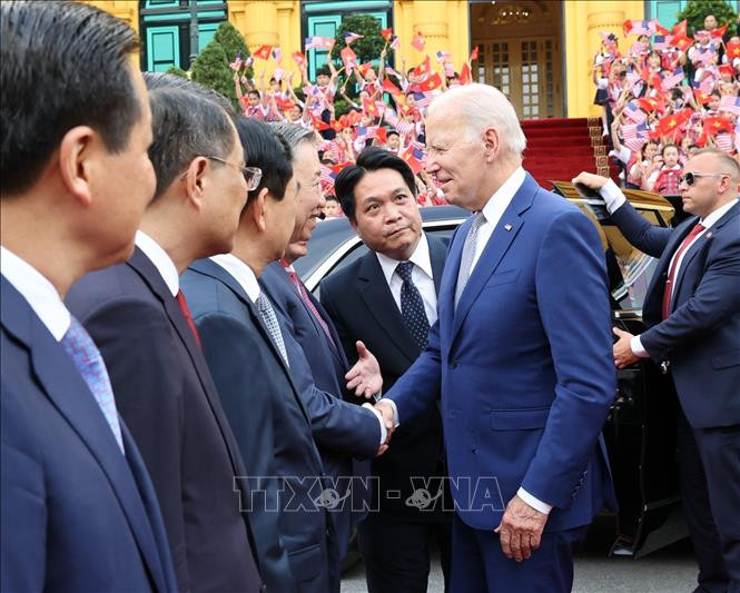 Tham dự Lễ đón có: Ủy viên Bộ Chính trị, Phó Chủ tịch Thường trực Quốc hội Trần Thanh Mẫn; Đại tướng Tô Lâm, Ủy viên Bộ Chính trị, Bộ trưởng Bộ Công an; Đại tướng Phan Văn Giang, Ủy viên Bộ Chính trị, Bộ trưởng Bộ Quốc phòng; Bí thư Trung ương Đảng, Chánh Văn phòng Trung ương Đảng Lê Minh Hưng; Bí thư Trung ương Đảng, Phó Thủ tướng Chính phủ Lê Minh Khái; Ủy viên Trung ương Đảng, Trưởng ban Đối ngoại Trung ương Lê Hoài Trung; Ủy viên Trung ương Đảng, Bộ trưởng Bộ Ngoại giao Bùi Thanh Sơn; lãnh đạo thành phố Hà Nội, Đại sứ Việt Nam tại Hoa Kỳ, Văn phòng Tổng Bí thư...