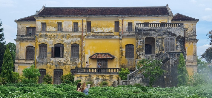 Sở hữu lối kiến trúc châu Âu lạ mắt, cung An Định Huế đã được UNESCO công nhận là di sản văn hóa thế giới, đồng thời còn là điểm đến lý tưởng cho các bạn trẻ. >>> Mời độc giả xem thêm video Mời quý độc giả xem video: TS Phan Thanh Hải, TS Phan Thanh Hải, Giám đốc Sở VHTT&DL Thừa Thiên Huế chia sẻ về "Tết xưa":
