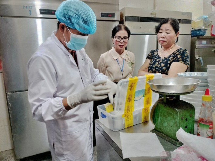 Đoàn điều tra, giám sát và xử lý ngộ độc thực phẩm đã tiến hành lấy mẫu lưu của cơ sở và mẫu có liên quan để gửi kiểm nghiệm. Thức ăn nghi ngờ gây ngộ độc bao gồm bánh mì (pa tê, thịt xíu gồm thịt và nước, xíu mại, rau răm, rau húng, hành, xà lách, sốt trứng gà tươi (trứng gà + dầu ăn), dưa leo, đu đủ chua, chả heo).