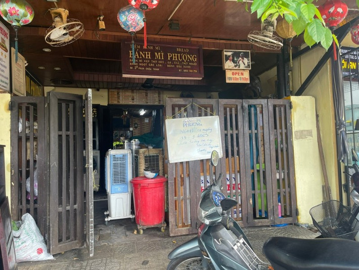 Bộ Y tế đã có chỉ đạo tạm thời đình chỉ hoạt động của cơ sở bánh mì Phượng (2B Phan Châu Trinh, phường Minh An, TP. Hội An, Quảng Nam), kiểm tra, truy xuất nguồn gốc, lấy mẫu thực phẩm nghi ngờ.