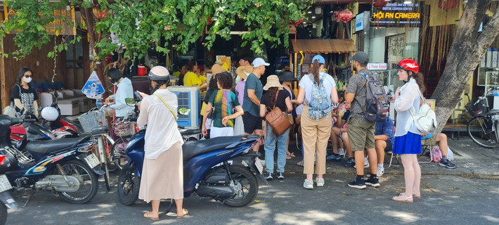 Theo Chi cục An toàn vệ sinh thực phẩm (Sở Y tế tỉnh Quảng Nam), ngày 11/9, tiệm bánh mì Phượng đã bán 1.920 ổ bánh mì. Ngày 12/9, cơ sở này bán 1.700 ổ.