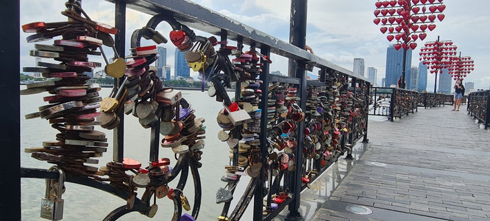 Khóa tình yêu có nguồn gốc từ châu Âu cách đây nhiều năm, sau đó du nhập đến nhiều nước, trong đó có Việt Nam, và được các cặp đôi nhiệt tình hưởng ứng.