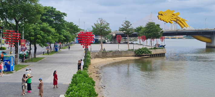 Cầu Tình yêu nằm ở phía Đông đường Trần Hưng Đạo, quận Sơn Trà, thành phố Đà Nẵng.