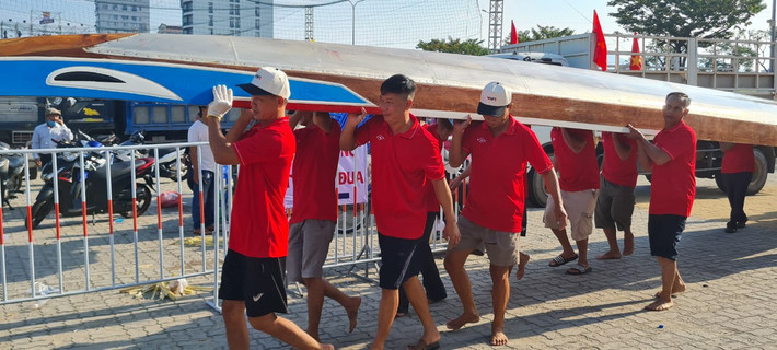 So với các năm trước, giải lần này có điểm mới là các đội sử dụng thuyền đua truyền thống, be gỗ me nhôm.