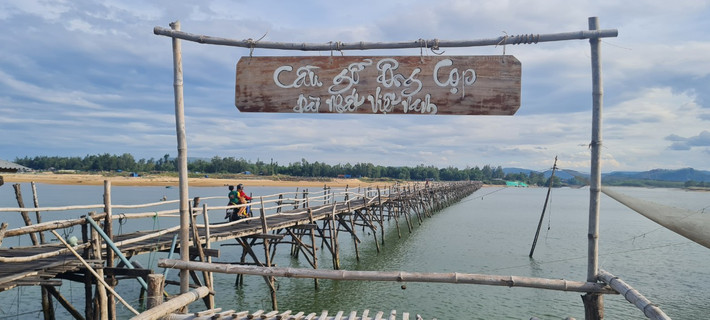 Cầu Ông Cọp hiện đang giữ kỷ lục là cây cầu gỗ dài nhất Việt Nam.