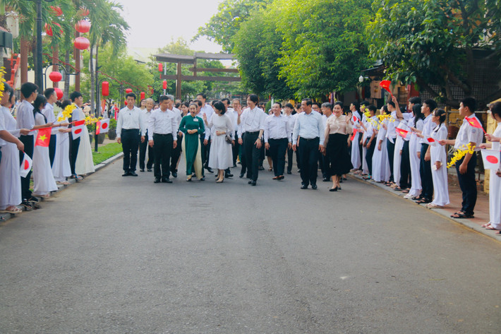 Trong khuôn khổ chuyến thăm chính thức Việt Nam, chiều 23/9, Hoàng Thái tử Nhật Bản Akishino và Công nương Kiko đã đến thăm tỉnh Quảng Nam trong thời gian 2 ngày.