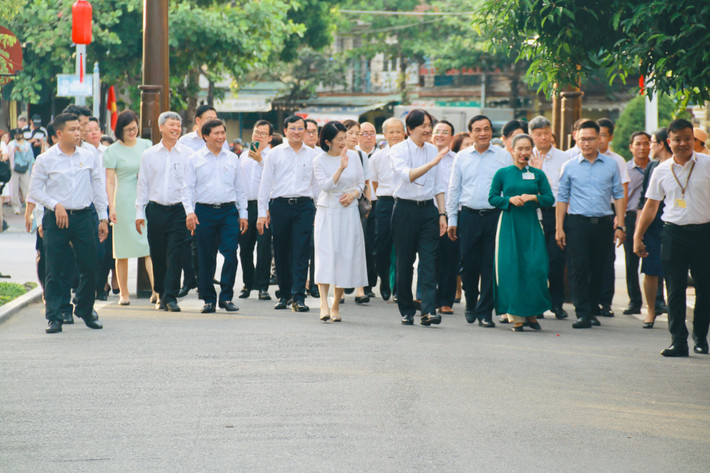 Hoàng Thái tử Nhật Bản Akishino và Công nương Kiko và lãnh đạo tỉnh Quảng Nam trên đường phố Hội An chiều 23/9.