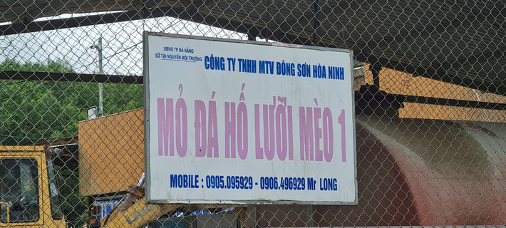 Anh H., người đang nhận san lấp đất cho một dự án khu đô thị tại quận Liên Chiểu cho biết: “Nguồn đất san lấp cần cho dự án rất lớn, nhưng thực tế nguồn đất san lấp hợp pháp rất khan hiếm, giá bị đẩy lên cao, thậm chí có thời điểm không có đất để mua”. Như tại mỏ đá này không còn đất bóc tầng phủ để bán.