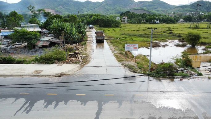 Ông C, chủ mỏ đá H. M thì cho biết: “Mỏ tôi cũng còn rất ít đất bóc tầng phủ, nhưng rất nhiều đơn vị trên địa bàn TP. Đà Nẵng có nhu cầu mua. Nguồn cung đất san lấp không đáp ứng được nhu cầu của thị trường”.