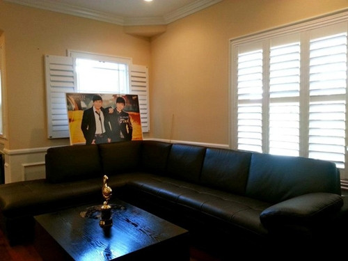 Bộ sofa cùng chiếc bàn màu đen càng nổi bật, ấn tượng hơn trong gian phòng khách màu kem trang nhã.