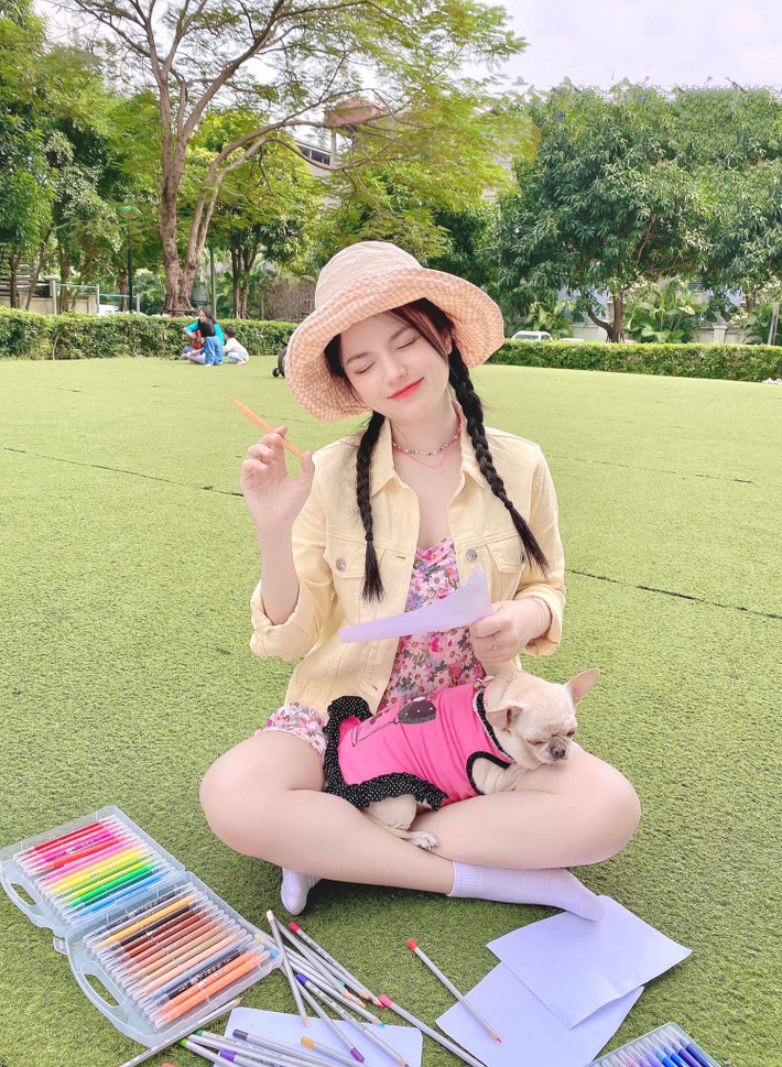 Những hình ảnh trên trang cá nhân của Hà Đan khiến netizen ngỡ ngàng bởi nhan sắc hack tuổi, cô gái 9x này ngày càng trẻ trung, xinh xắn.