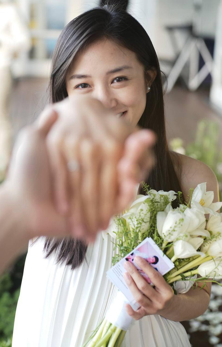 Được biết, bạn trai của Salim là Nguyễn Hải Long - thiếu gia tập đoàn may mặc lớn phía Bắc. Trước khi cầu hôn, Hải Long đã yêu thầm Salim 15 năm nhưng bị cô nàng cho vào "friend zone".