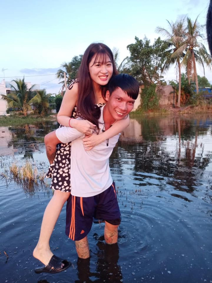 Cách đây gần 2 tháng, "hiện tượng mạng" này gây chú ý khi khoe xây nhà mới cho vợ con. Cả 2 cho hay do gia đình có thêm con nhỏ nên cần thêm diện tích để ở.