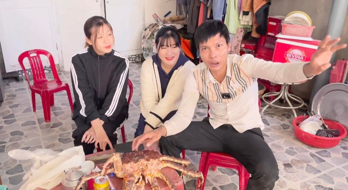 Trong đoạn clip, YouTuber Lộc Fuho hào hứng giới thiệu cho mọi người nhiều vật dụng trong gia đình. Theo chia sẻ từ anh, ngôi nhà vẫn còn một số bộ phận chưa hoàn thiện xong, song hiện tại anh cảm thấy khá hài lòng và sẽ cố gắng làm nốt trong thời gian sớm nhất.