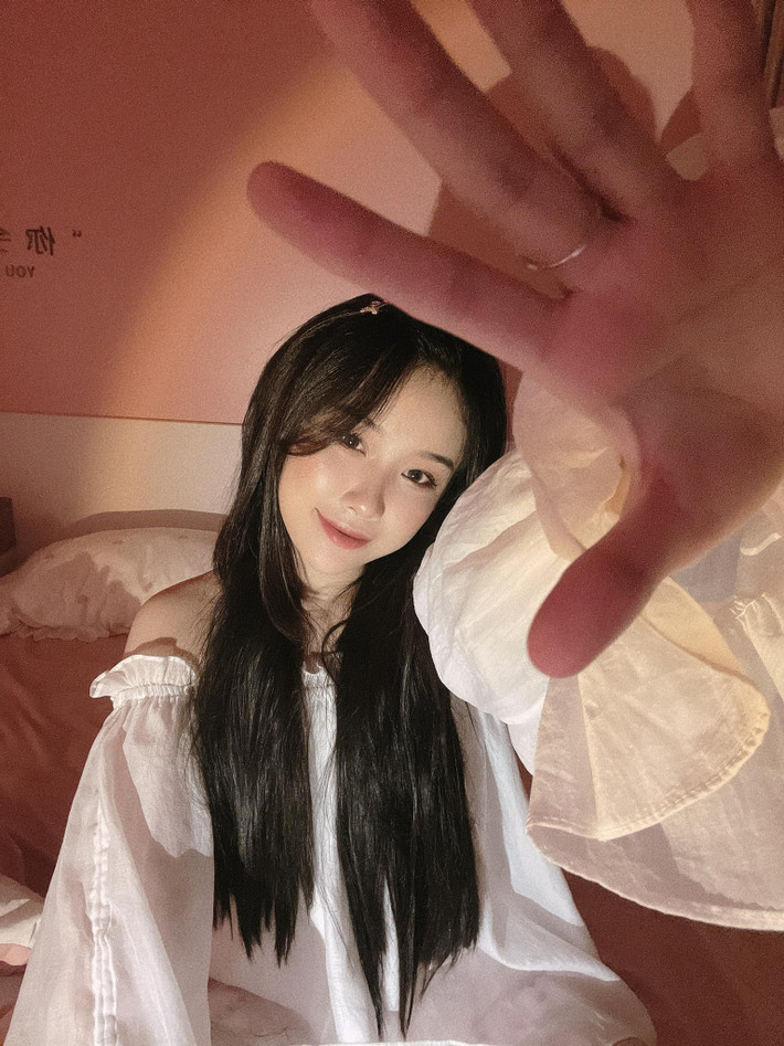 Gái xinh này có vẻ ngoài ưa nhìn, xinh xắn, đáng yêu. Hiện tại trang cá nhân Instagram của Nhung Bum đang sở hữu hơn 60 ngàn theo dõi.