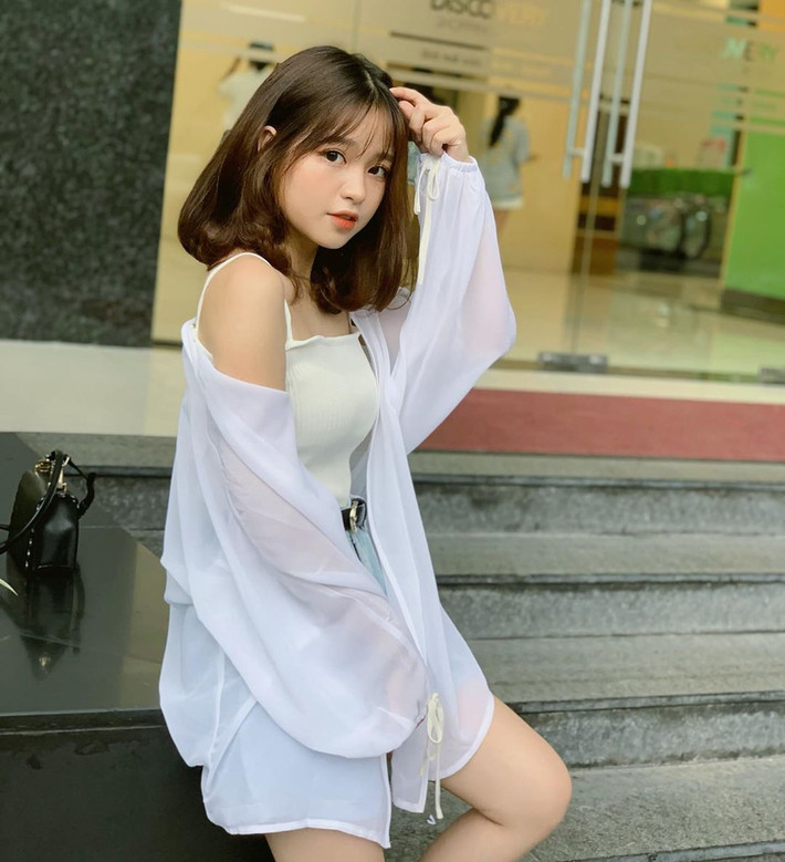 Thanh Thủy còn được nhận xét có gương mặt ngây thơ, thân hình gợi cảm.