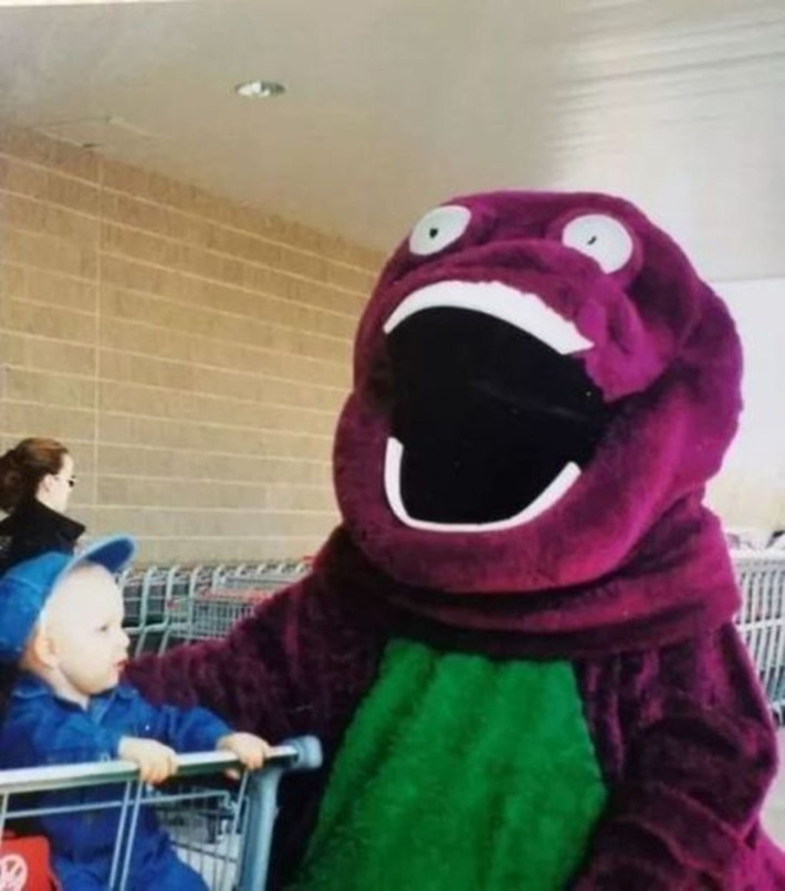 Chú khủng long Barney thân thiện và đáng yêu phiên bản "hàng fake".