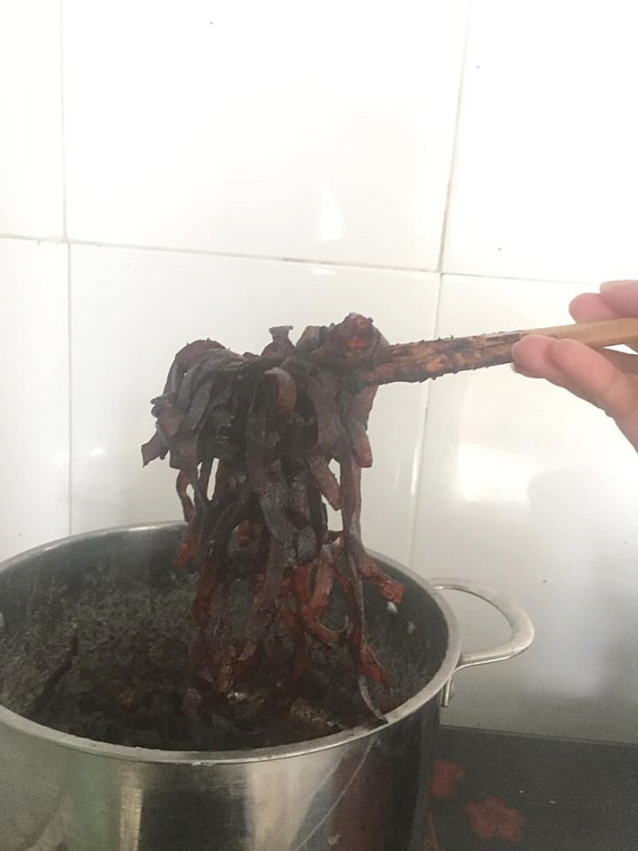 Từ một chậu dừa nạo trắng xinh, sau một quá trình xào nấu nó đã biến thành... mì tương đen, bánh đa cháy, chứ không phải mứt dừa cacao.