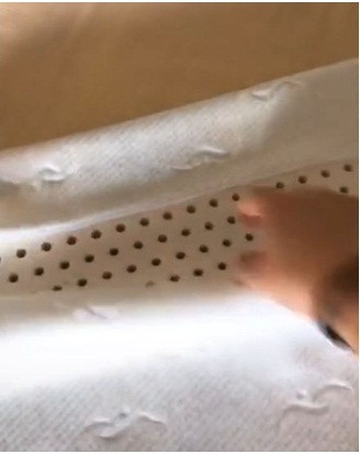 Mới đây, trên MXH lại xôn xao về câu chuyện giấu quỹ đen của một ông chồng đến từ Trung Quốc. Thay vì giấu ở những nơi dễ hiểu thì người chồng này lại lựa chọn ruột gối để giấu tiền.