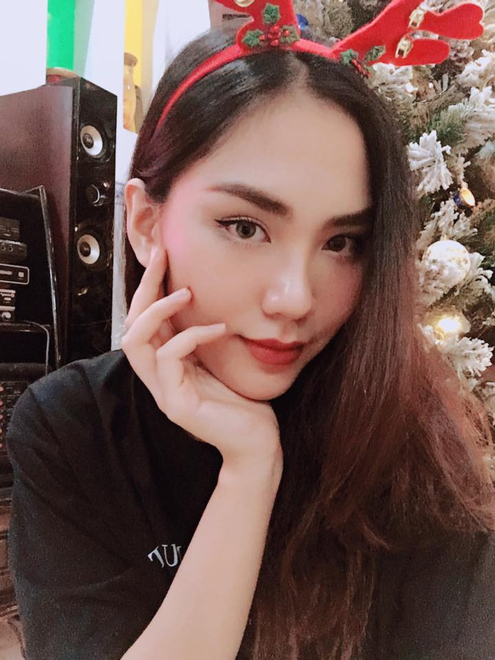 Chú thích cho khoảnh khắc này, vị đại gia nổi tiếng viết: “Cô giáo nói học sinh này thông minh nhưng không tập trung lắm”.