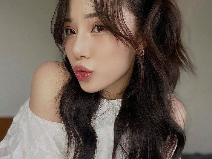 Nữ sinh từng giành nhiều giải thưởng chuyên môn và sắc đẹp ở nhiều cuộc thi uy tín nhờ ngoại hình nổi bật, khả năng ăn nói lưu loát và bản lĩnh sân khấu đáng nể.