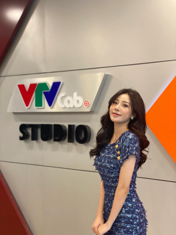 Nữ MC sinh năm 1998 thường xuyên đăng tải những hình ảnh vui vẻ, lạc quan, được nhiều người yêu thích trên mạng xã hội.