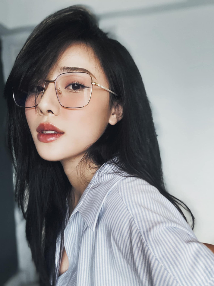 Ngoài đời, Minh Anh là một cô gái có phong cách trẻ trung, năng động và hoạt bát.