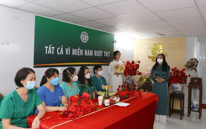 Năm 2021 được xem là "năm COVID thứ hai", trong năm này cư dân mạng đã chứng kiến nhiều đám cưới online khá độc đáo, một trong số đó phải kể đến đám cưới giản dị của nữ điều dưỡng Đỗ Thị Ngọc Diệp (24 tuổi).