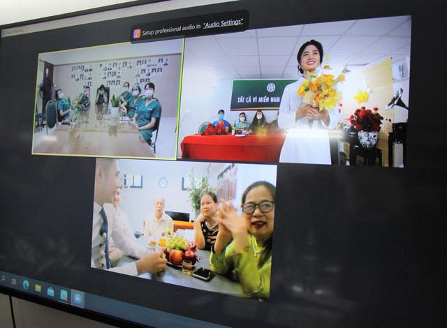 Đám cưới online này diễn ra tại Trung tâm Hồi sức tích cực người bệnh COVID-19 thuộc Bệnh viện dã chiến số 16, TP HCM. Do dịch bệnh phức tạp, đám cưới phải tổ chức ở ba đầu cầu, một đầu cầu ở nhà chú rể tại Hà Nội, một từ các quan khách tham dự ở Bệnh viện Bạch Mai (Hà Nội). Điểm cầu thứ ba ở nơi cô dâu đang công tác, tại phòng họp của Bệnh viện dã chiến.