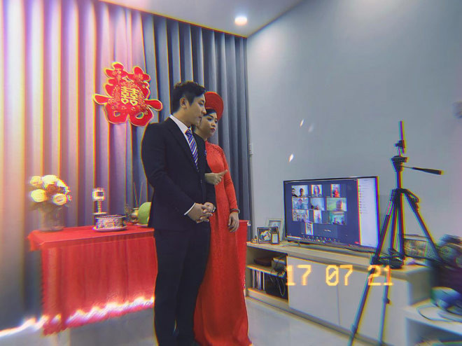 Được biết, do tình hình dịch bệnh COVID-19 bất ngờ ập đến, họ phải dời lịch, đăng ký kết hôn và dọn về sống chung trước khi tổ chức lễ cưới.
