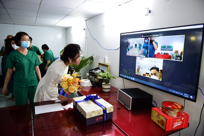 Đám cưới đặc biệt trong viện dã chiến của Ngọc Diệp nơi tuyến đầu chống dịch đã lan tỏa mạnh mẽ trên MXH. Nhiều người đã gửi đến cô những lời chúc tốt đẹp, mong dịch sớm yên để tất cả quay về cuộc sống bình thường.